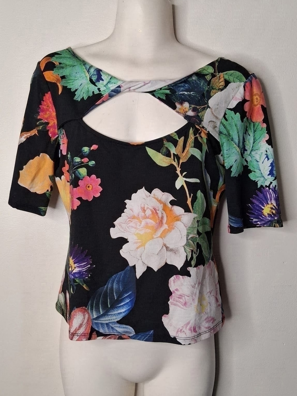 GUESS Black Floral Twist Front Cutout Top Size M